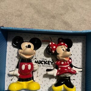Disney Mickey and Minnie Mouse Salt and Pepper and 2 mugs